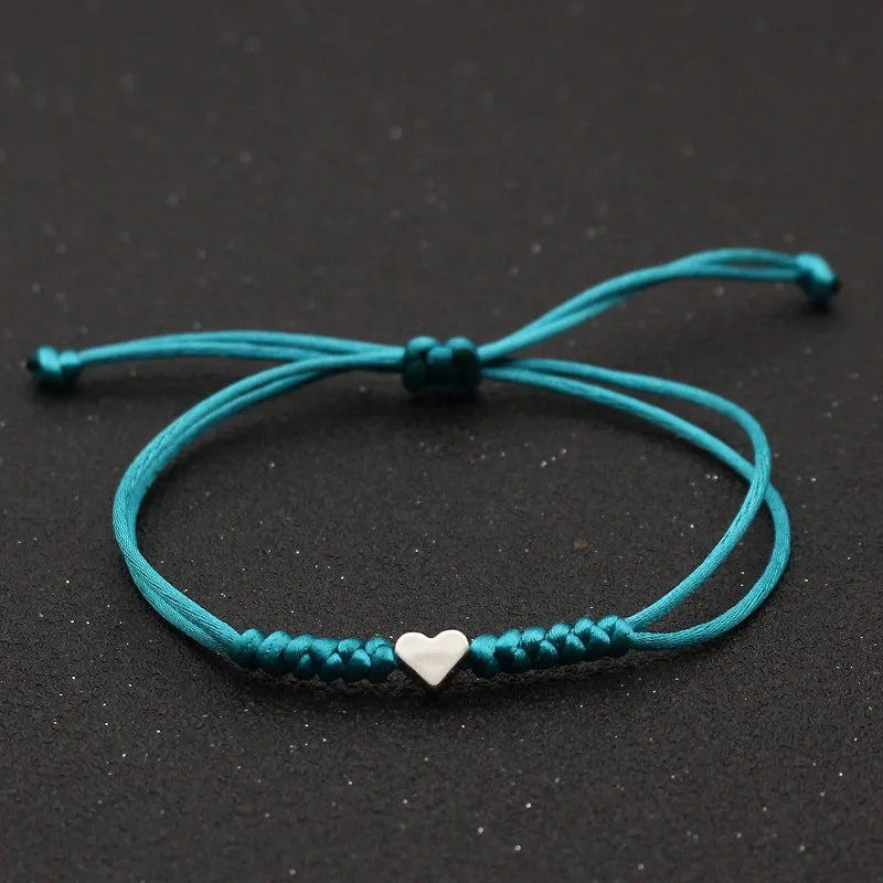 Pulsera en hilo ajustable con corazón en medio