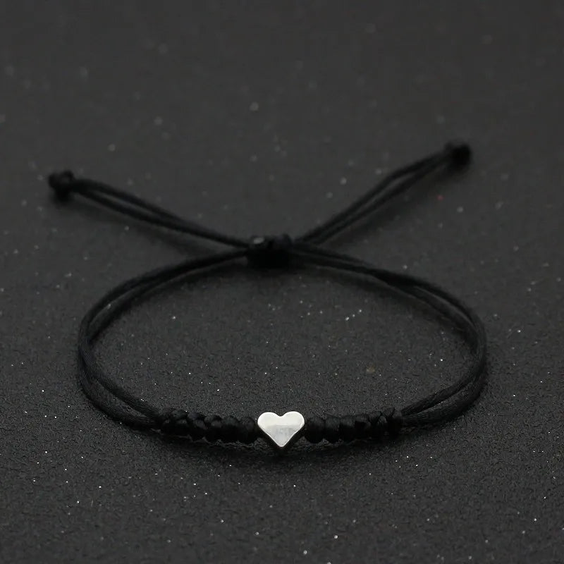 Pulsera en hilo ajustable con corazón en medio